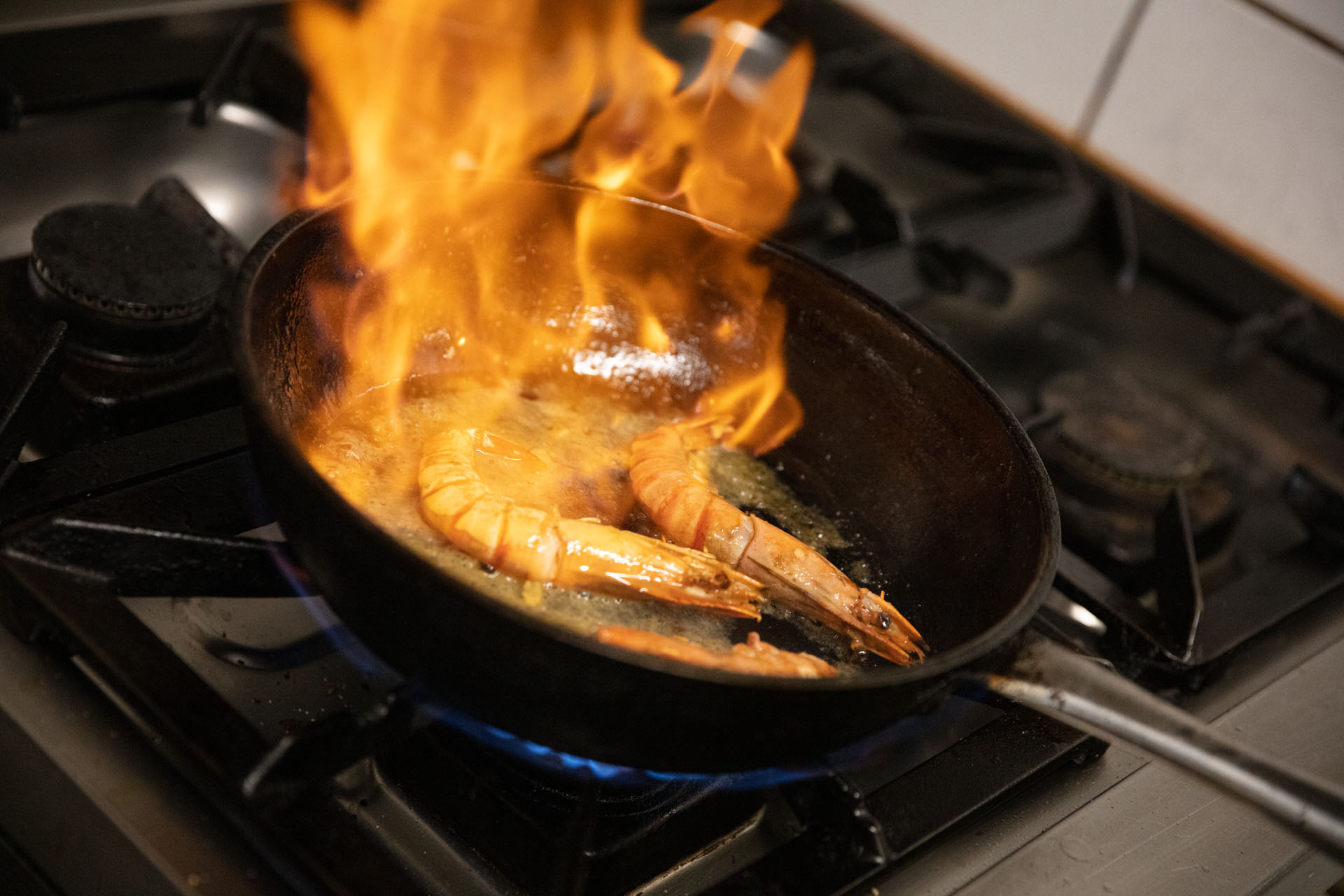 Gambas werden frisch flambiert
